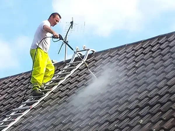 Nettoyage de toiture sur échelle - RC Peinture